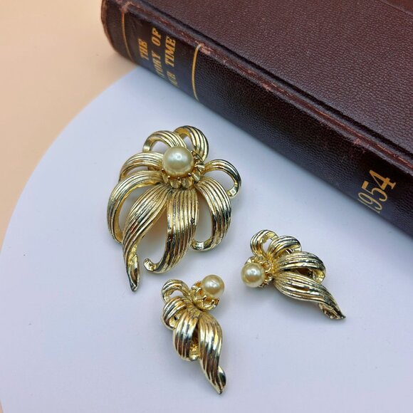Vintage 1950s Coro Gold Tone Flower Brooch and Clip-On Earrings - Picture 4 of 6